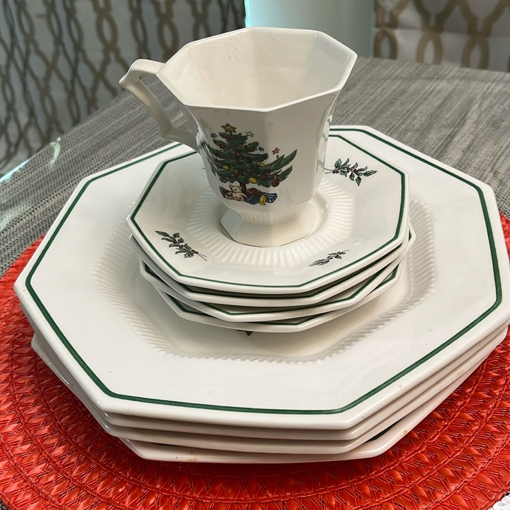 Beautiful vintage holiday 4 dinner plates, 4 tea plates, one tea cup is NIKKO